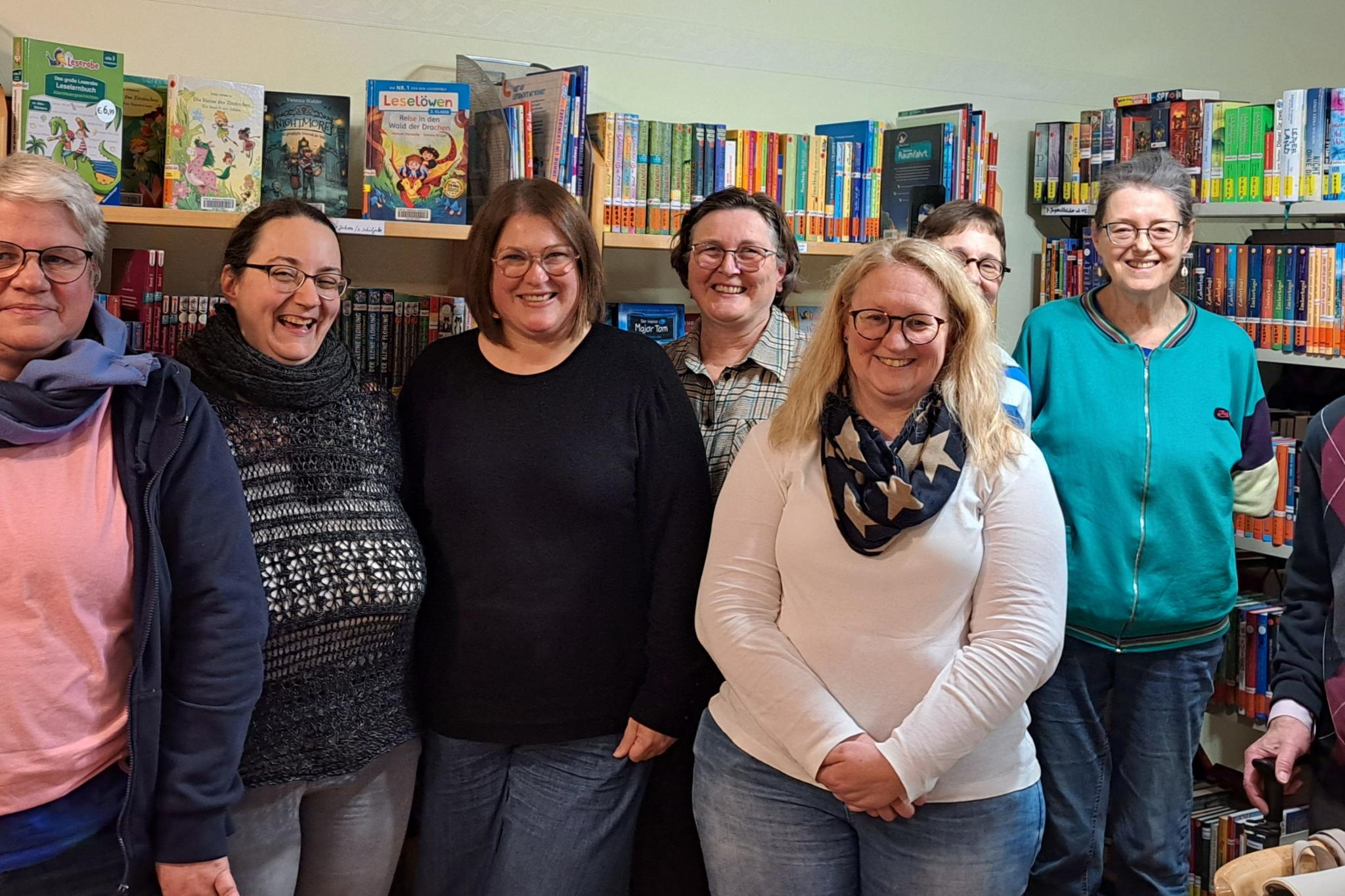 Treffen des Büchereirings am 11.11.2025 in der KÖB Niederburg. v.l.n.r.: Silke Haberkamp (KÖB Oberwesel), Alexandra Bock, Lucy Junglas, Sabine Wieprecht (alle KÖB Bad Salzig); Jasmin Oppenhäuser (KÖB Urbar), Maria Dittmayer (KÖB Oberwesel), Angelika Lansen (KÖB Niederburg), Franz Müller (KÖB Urbar). Es fehlen: Helga Becker (KÖB Bacharach), Christel Schaefer-Beitz (KÖB Perscheid), Gaby Rech (KÖB Halsenbach)