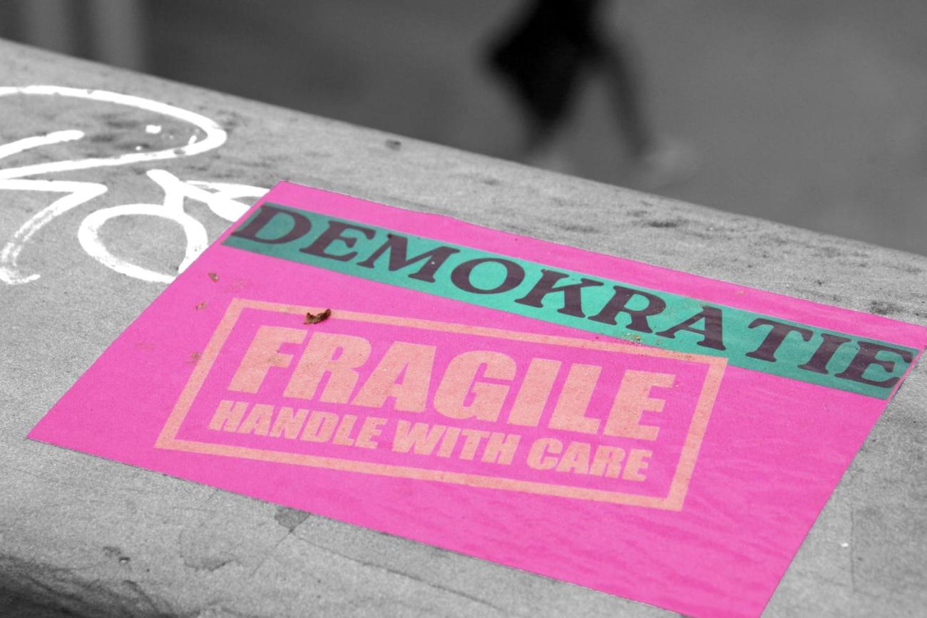 4629_demokratie_fragile_by_peter_weidemann_pfarrbriefservice