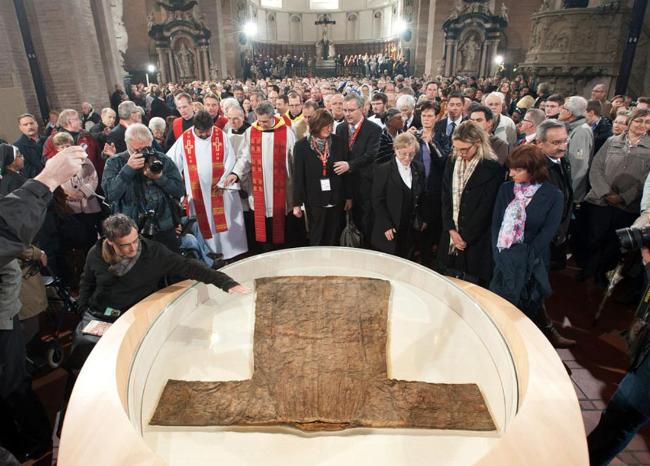 5679905-2094822684-heiliger-rock-trier-PVBG