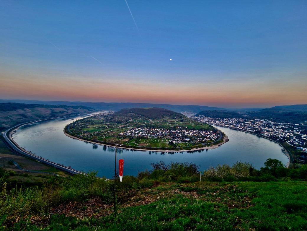 Die Rheinschleife in der Abenddämmerung