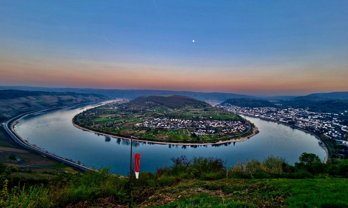Die Rheinschleife in der Abenddämmerung