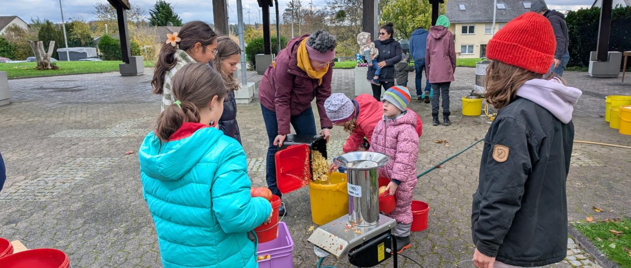 Apfelsaftaktion (c) Ursula Malz Apfelsaftaktion