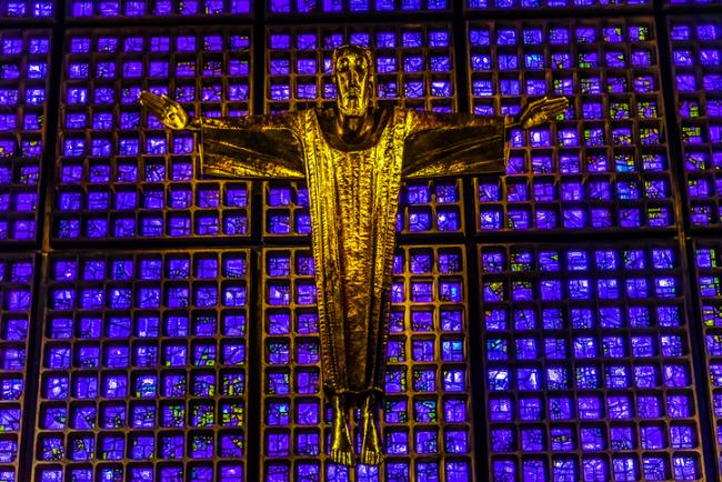 Blue_Glass_New_Basilica_Kaiser_Wilhelm_Memorial_Church_Berlin_Germany-iStock-1668061808 (c) a Blue_Glass_New_Basilica_Kaiser_Wilhelm_Memorial_Church_Berlin_Germany-iStock-1668061808
