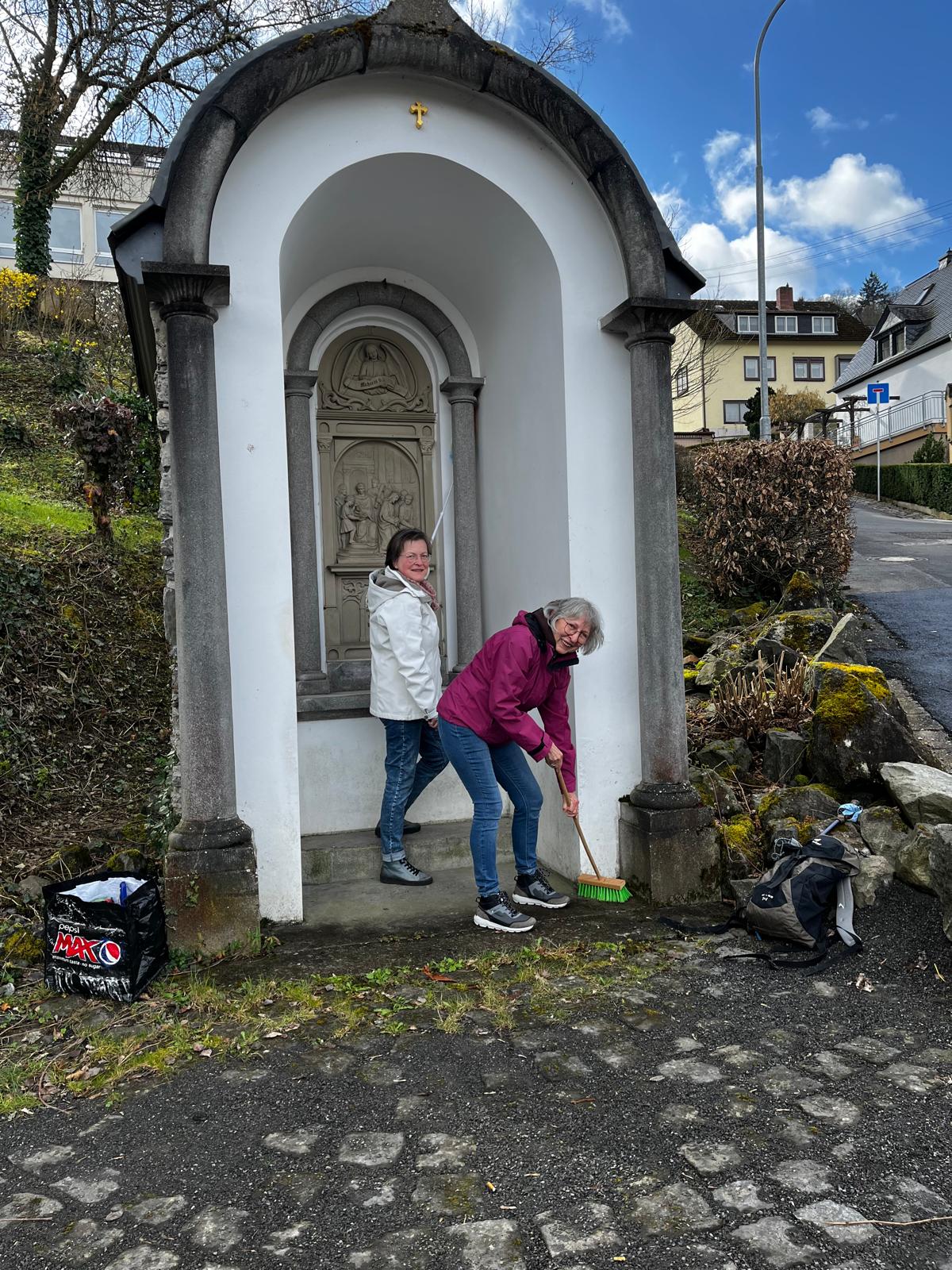Vera Kellner und Monika Fisy an Station VII.
