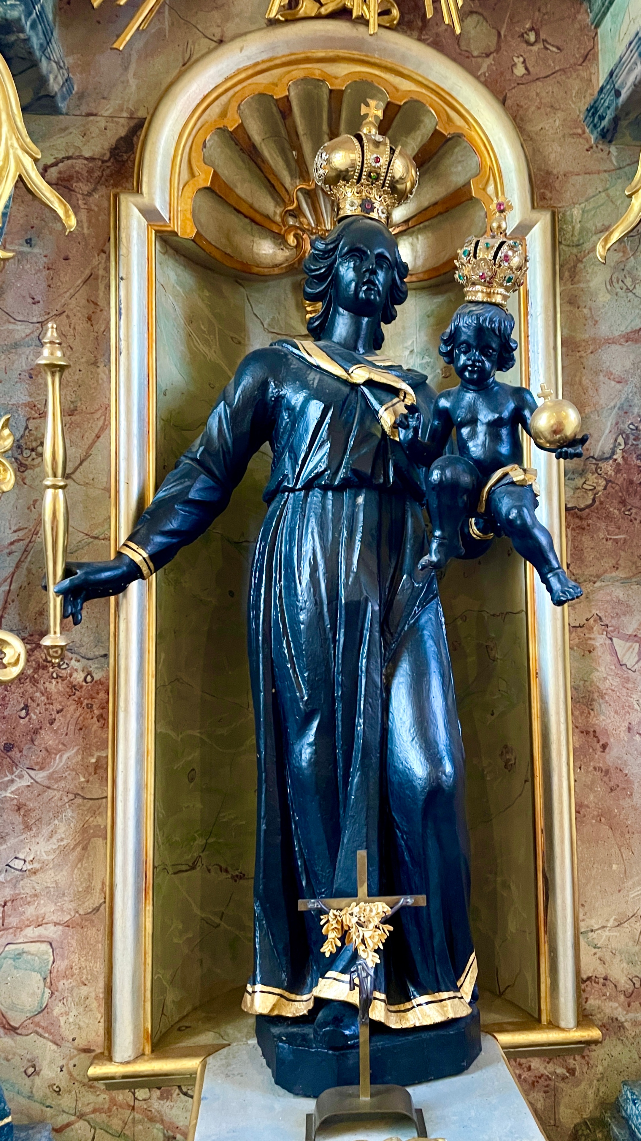 Statue der Schwarzen Muttergottes in Windhausen