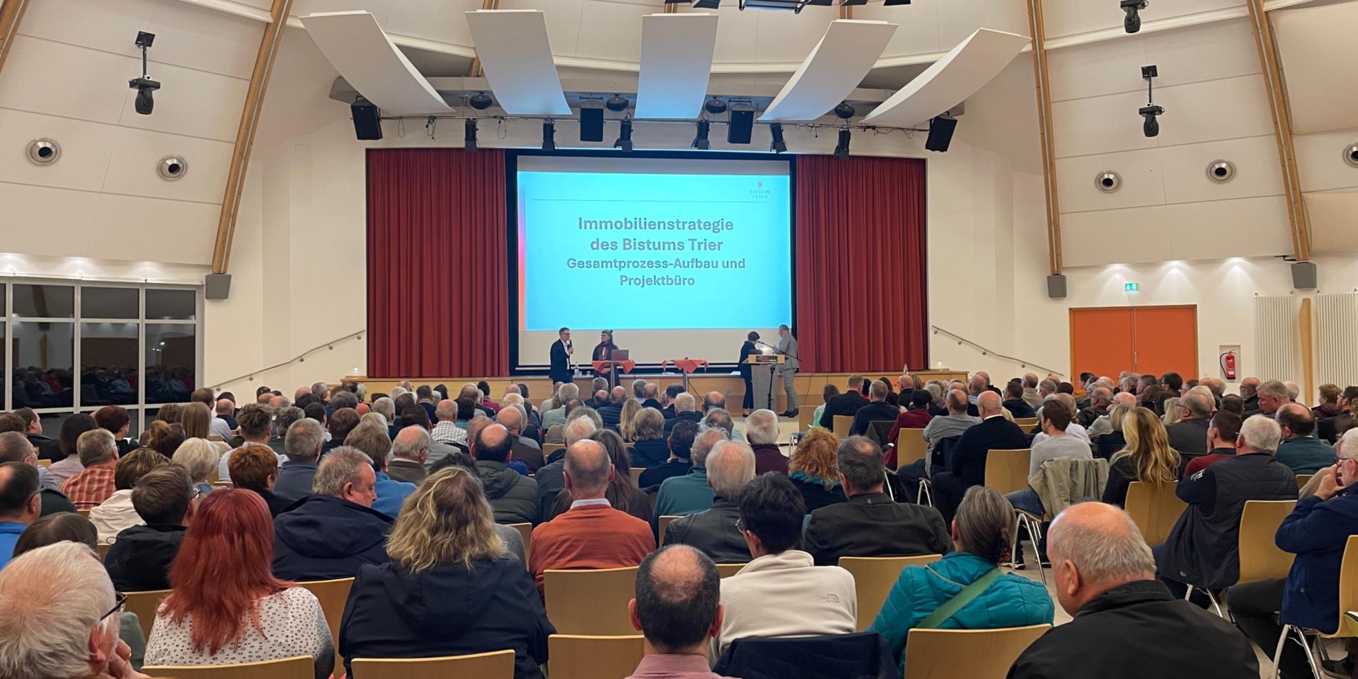 Großes Interesse bei den Verantwortlichen in den Pfarrgemeinden (c) SD Großes Interesse bei den Verantwortlichen in den Pfarrgemeinden
