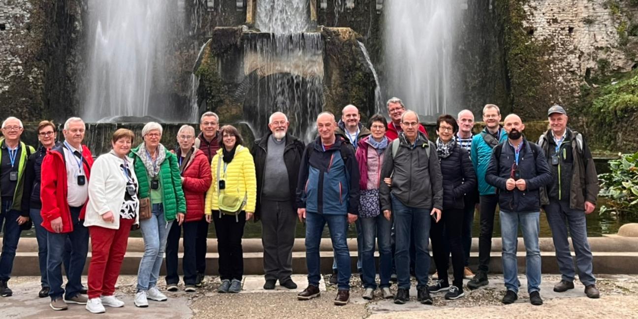 Wallfahrtsgruppe in Tivoli, Villa d'Este (c) g Wallfahrtsgruppe in Tivoli, Villa d'Este