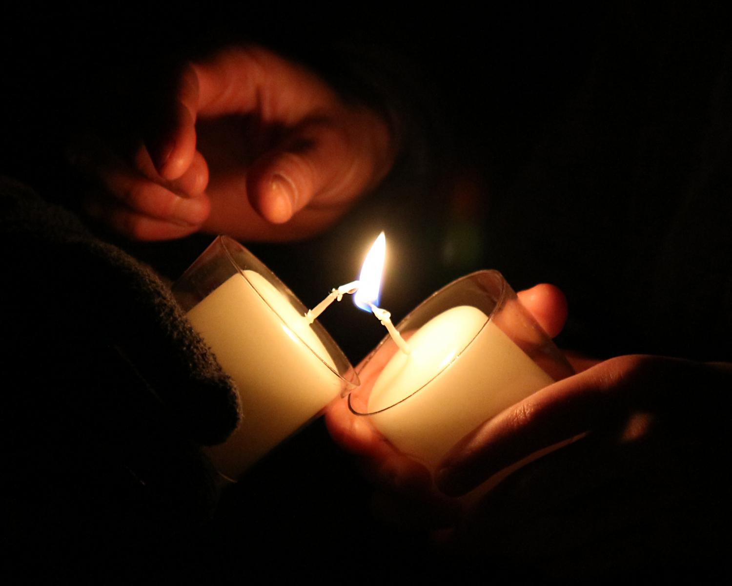 weitergabe_des_osterlichtes_by_peter_weidemann_pfarrbriefservice